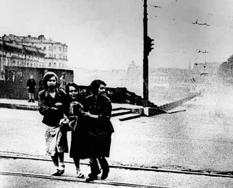 Аничков мост во время артобстрела Ленинград в блокаде Огород возле - фото 263