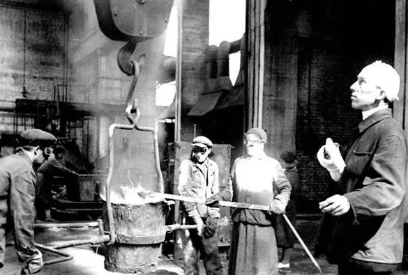 Металлург литейного цеха Ленинградского завода Л Рудин тяжело раненый - фото 266