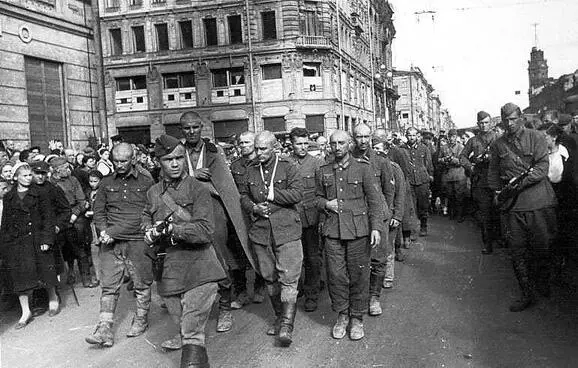 Пленных немцев ведут по улицам Ленинграда 1 августа 1942 года Зенитная - фото 267
