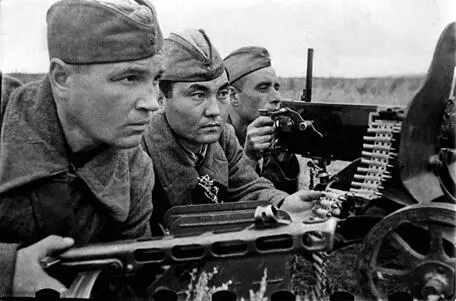 Пулеметный расчет отличившийся в боях под Сталинградом в 1942 году состоял из - фото 308