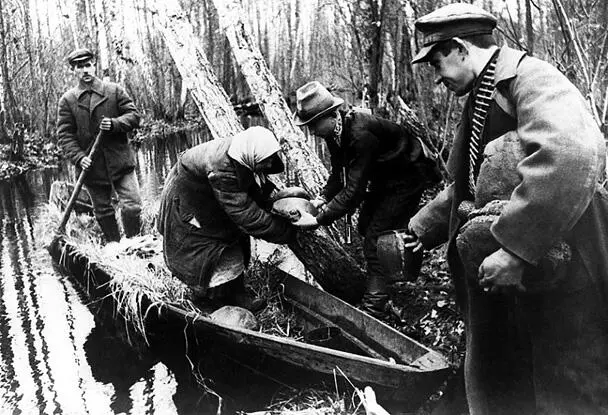 Хлеб партизанам 1942 г Как показывают отчеты командиров многие отряды - фото 320