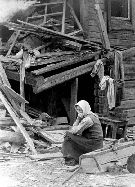 Женщина у своего дома разрушенного в результате боев под Ржевом 1942 г Из - фото 326