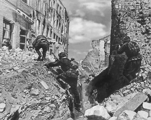 Бои на улицах Сталинграда Осень 1942 года В это время Учитывая - фото 42
