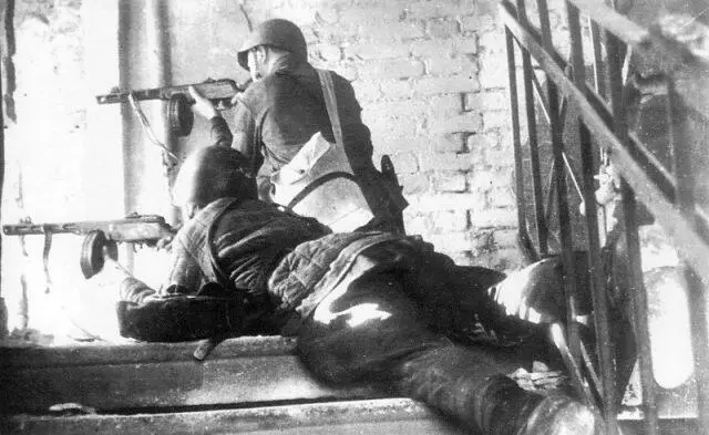 Советские солдаты держат оборону в разбитом доме Утро 17 сентября 1942 г - фото 49