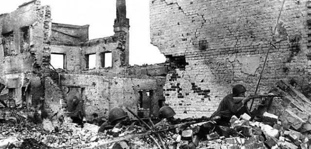 Советские солдаты ведут бой в руинах сталинградских домов 22 часа 18 - фото 65