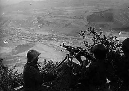 Расчет румынского станкового пулемета Кавказ осень 1942 г В этот период - фото 77