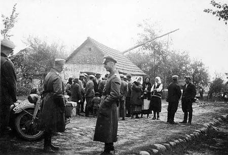 Немецкие солдаты на отдыхе возле Бреста Дети Белоруссии деревня Лозоватка - фото 79