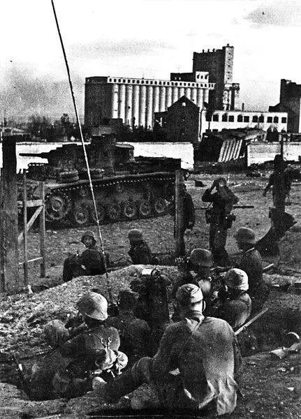 Танк Pz III 14й танковой дивизии у сталинградского элеватора Командир - фото 83