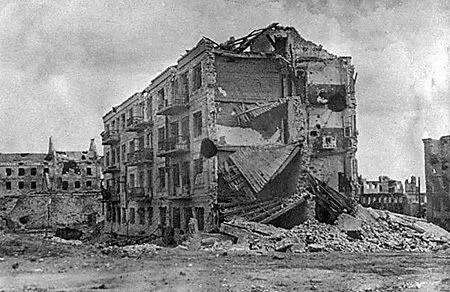 Дом Павлова в сентябре 1942 г На заднем плане Мельница Гергарта Общий вид - фото 105