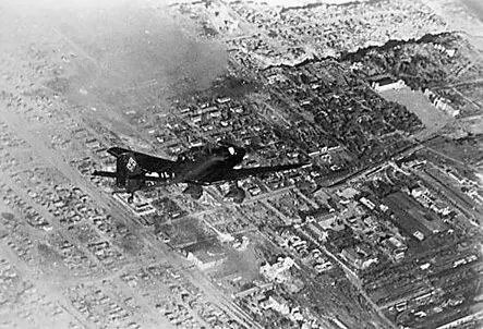 Пикирующий бомбардировщик Junkers Ju 87 над Сталинградом 28 сентября 1942 г - фото 143