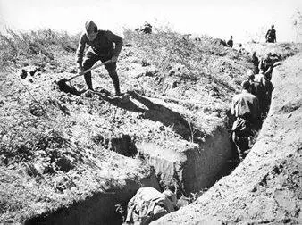 Красноармейцы на укреплении позиций В это время За день боя советские воины - фото 149