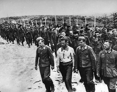 Колонна немецких пленных 7 октября 1942 г начальник Генерального штаба - фото 195