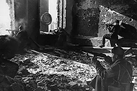 Сталинград в октябре 1942 года советские солдаты ведут бой на заводе Красный - фото 209
