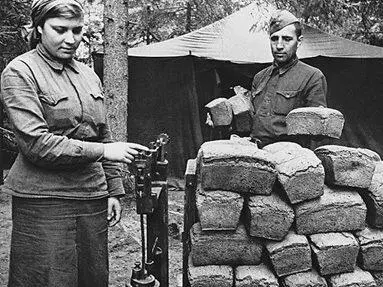 Боец дивизионной пекарни отпускает хлеб для военных частей на передовых - фото 210