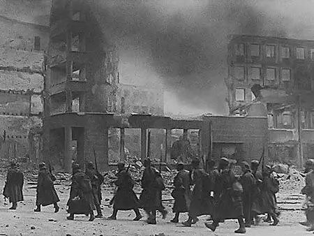 Израненный город Сталинград Гвардейцы 13й гвардейской дивизии подползают - фото 221