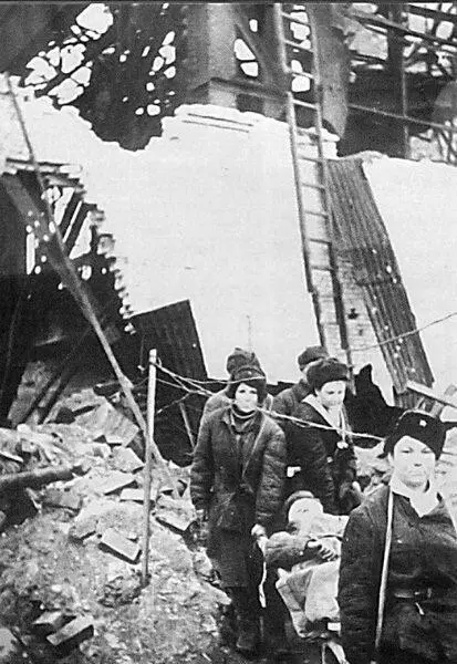 Санитарки выносят раненого из цеха завода День 13 октября Фашистские - фото 234