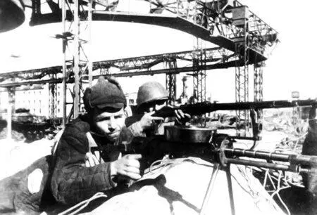 Рабочие Сталинградского тракторного завода СТЗ на защите своего завода от - фото 243