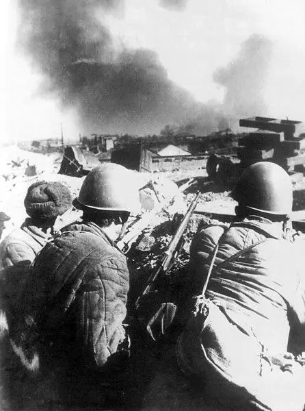 На защите родного завода В это же утро Остатки дивизии Горишного - фото 276