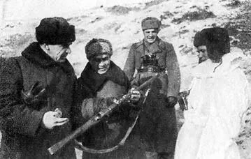 Слева направо генералы В И Чуйков К А Гуров и снайпер В Г Зайцев 1942 - фото 279