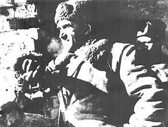Командующий 62й армией В И Чуйков на наблюдательном пункте В эти дни - фото 281