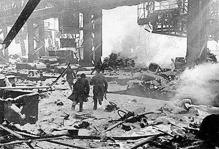 Бой в одном из цехов завода Красный Октябрь Исход дня 22 октября Враг - фото 307