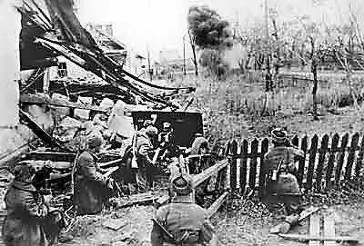Командир орудия со своими бойцами ведет бой Район Сталинграда осень 1942 г - фото 332