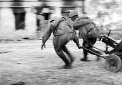 Советские пулеметчики меняют огневую позицию Полдень 27 октября Сквозь - фото 339