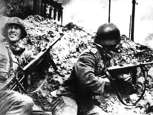 Немцы на заводской территории 1942 г За день боя батальоны теряют половину - фото 340