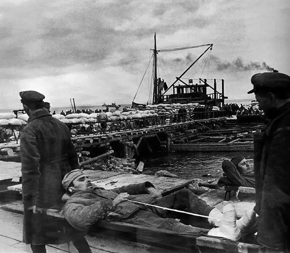 Перенос раненых к санитарному транспорту в Ладожском порту 1942 г Из - фото 345