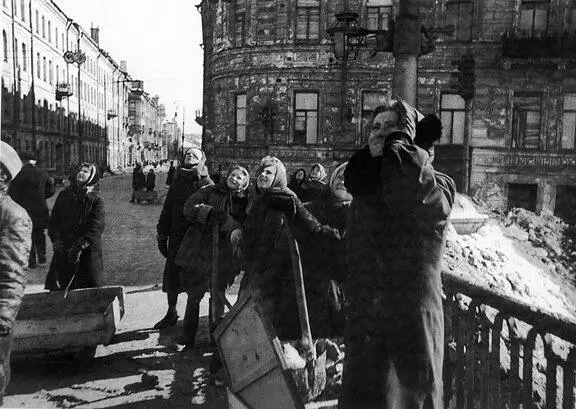 Ленинградцы наблюдают за воздушным боем над городом Из дневника руководителя - фото 350