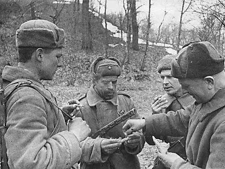 Перекур В этот день Командующий Сталинградским фронтом генералполковник - фото 352