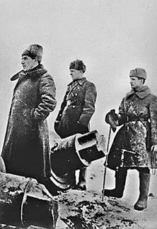 Командующий 62й армией генераллейтенант В И Чуйков с офицерами 31 - фото 358