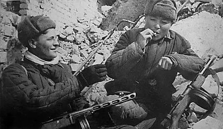 Давай закурим товарищ мой День 1 ноября Подбросив накануне значительные - фото 362