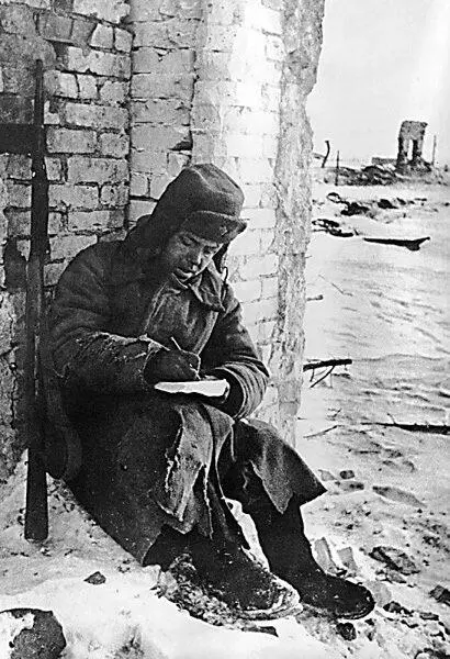 Солдат пишет письмо Бойцы и командиры Сталинградского Донского и - фото 394