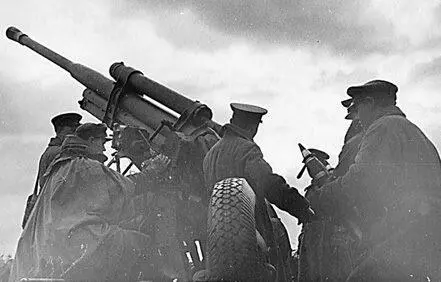 Советские артиллеристы ведут огонь из зенитного орудия 52К 1942 г Из - фото 413