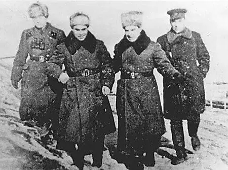 На берегу Волги в районе завода Красный Октябрь Осматривают боевые порядки - фото 439