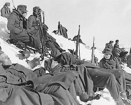 Немецкие солдаты на привале в горах Северного Кавказа Военные действия на - фото 453