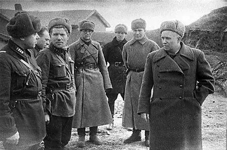Член Военного совета Никита Сергеевич Хрущев с офицерами в Сталинграде Осень - фото 458