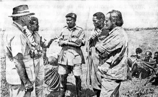 Автор справа с объездчиками заповедника Нгоронгоро и африканцами из племени - фото 11