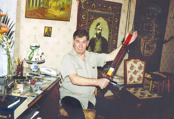 Леонид Владимирович Шебаршин в окружении привезенных из Индии вещей В - фото 7