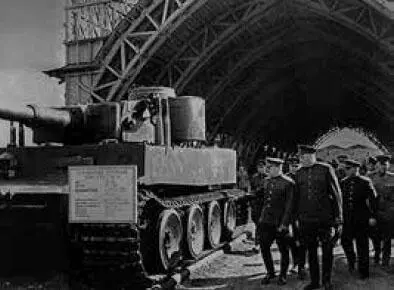 Г К Жуков Н Н Воронов и К Е Ворошилов осматривают первый захваченный - фото 6