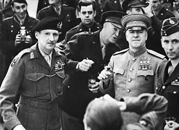Б Монтгомери слева и Г К Жуков справа на церемонии вручения ордена - фото 9