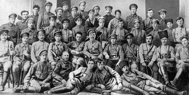 Начальник 25й стрелковой дивизии В И Чапаев и комиссар Д А Фурманов среди - фото 13