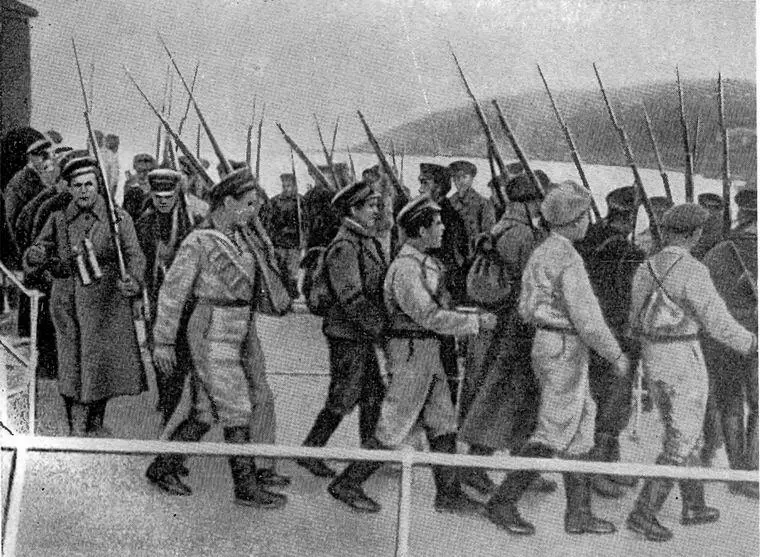 Десант моряков ВолжскоКаспийской военной флотилии высаживается в Казани В - фото 15