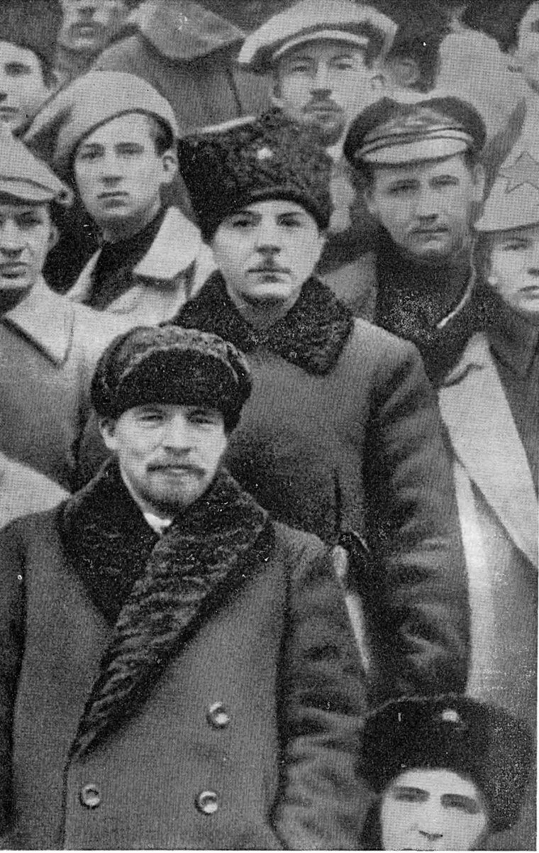 В И Ленин и К Е Ворошилов среди делегатов X партсъезда участников - фото 16