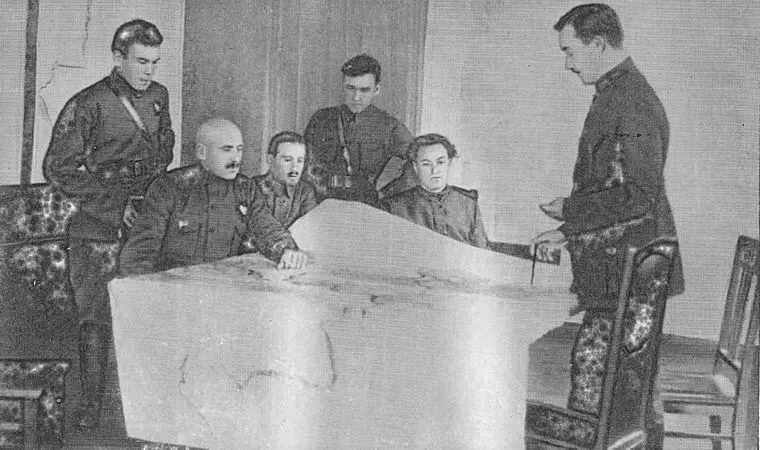 В штабе командующего войсками Приамурского военного округа А Я Лапина Слева - фото 22