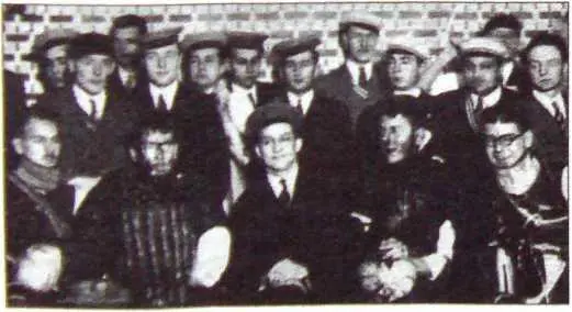 Отто Скорцени с товарищами после поединка на фото второй справа в нижнем ряду - фото 2