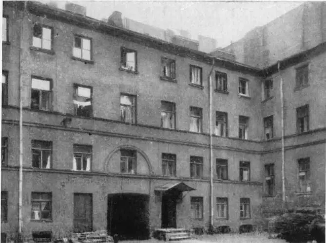 Дом на М Морской Верхние правые четыре окна окна квартиры Н В Гоголя - фото 12