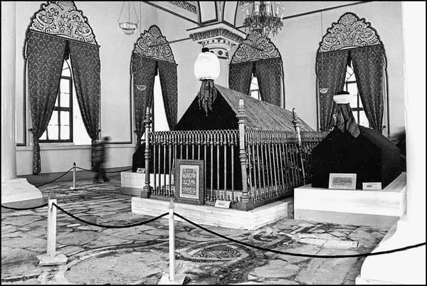 Бурса Усыпальница Гази Орхана При сыне Орхана Мураде I территория - фото 82