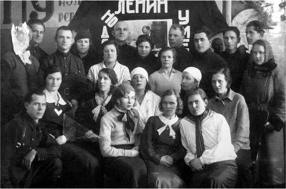 Кружок РОККа сотрудников Владимирской тюрьмы и их жен 1937 г Отдельного - фото 21